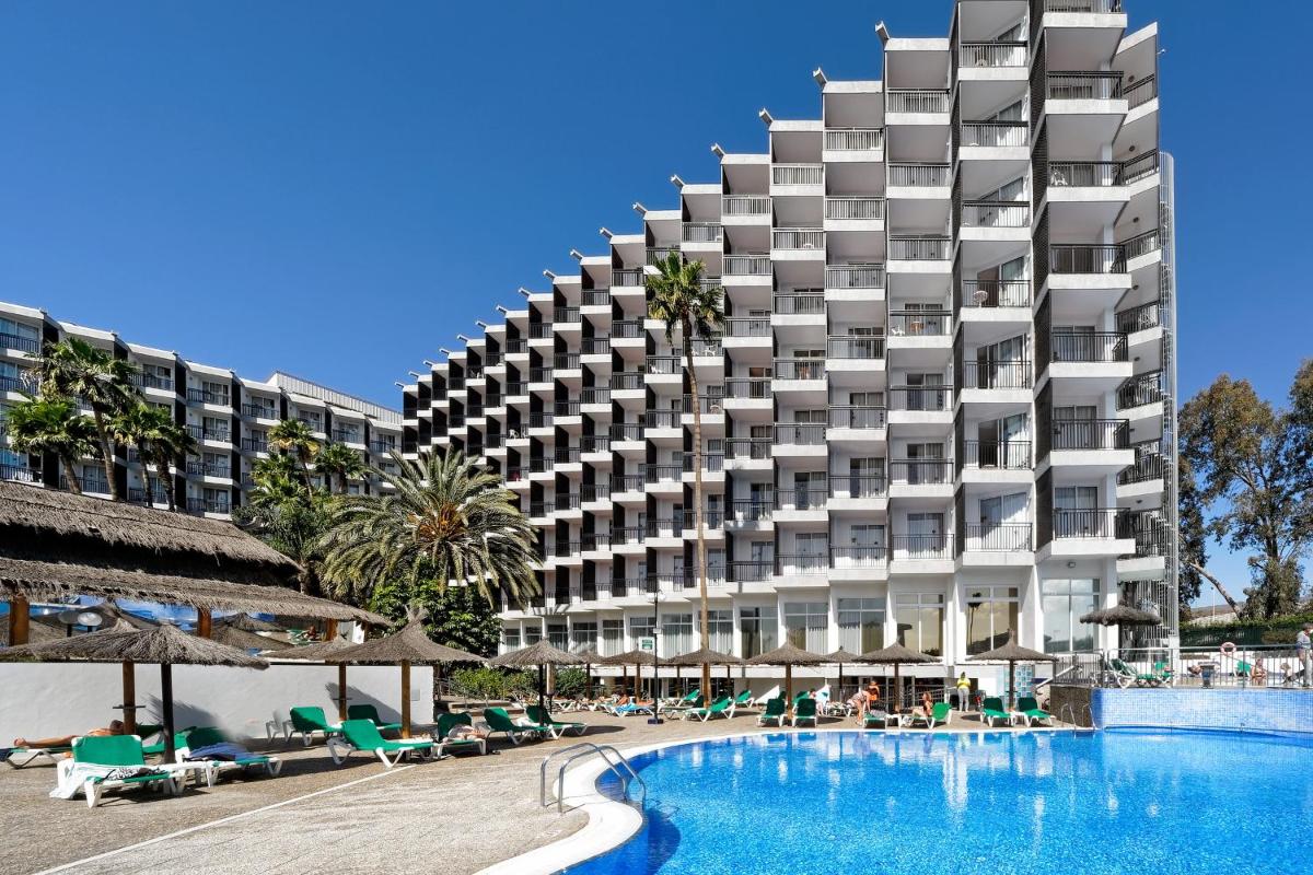 un hotel con piscina frente a un edificio en Relaxia Beverly Park, en Playa del Inglés