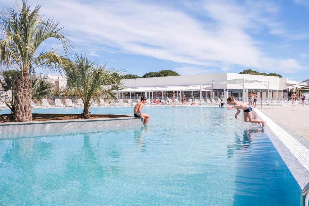un groupe de personnes jouant dans une piscine dans l'établissement Belambra Clubs Port Camargue - Les Salins, au Grau-du-Roi