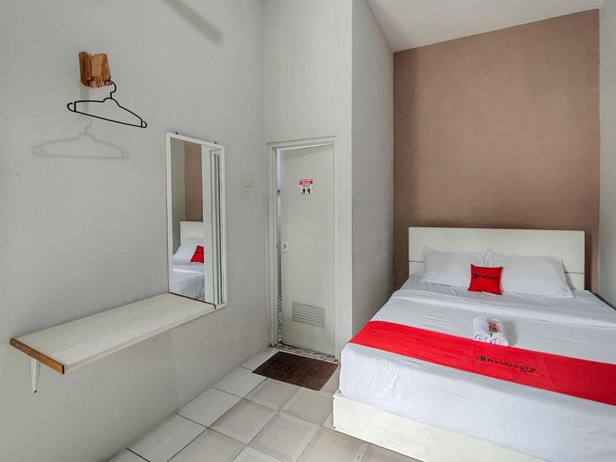RedDoorz near Alun Alun Batu 2 - Housity