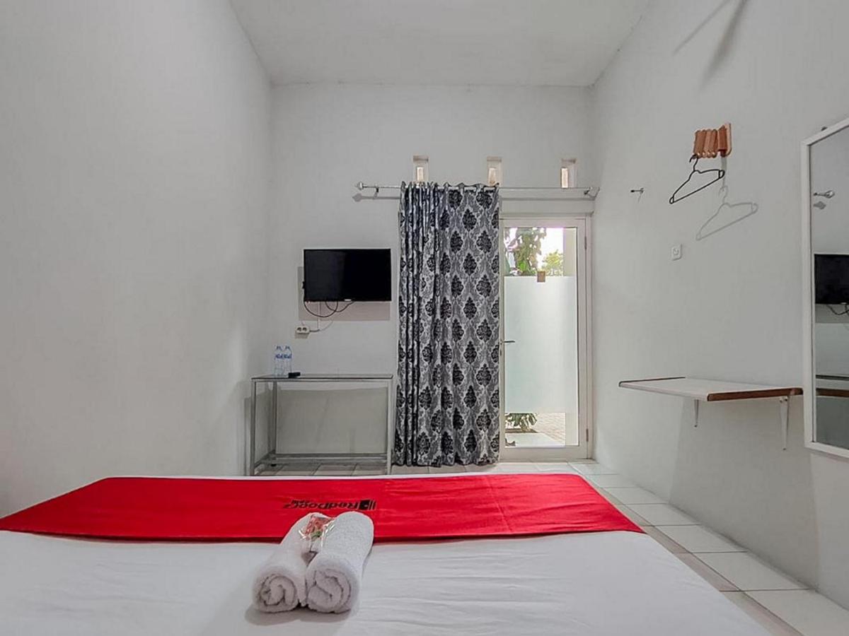 RedDoorz near Alun Alun Batu 2 - Housity