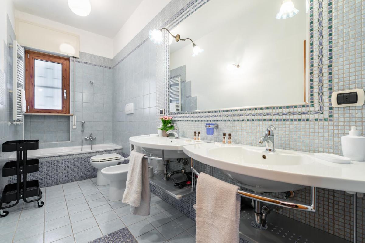 Roomy Apartment with terrace & parking - Housity