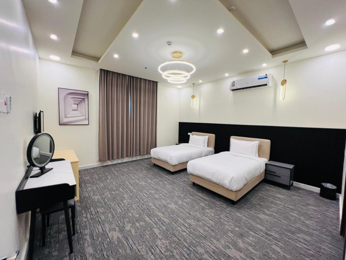 Suitetrails - Falcon Grand Hotel