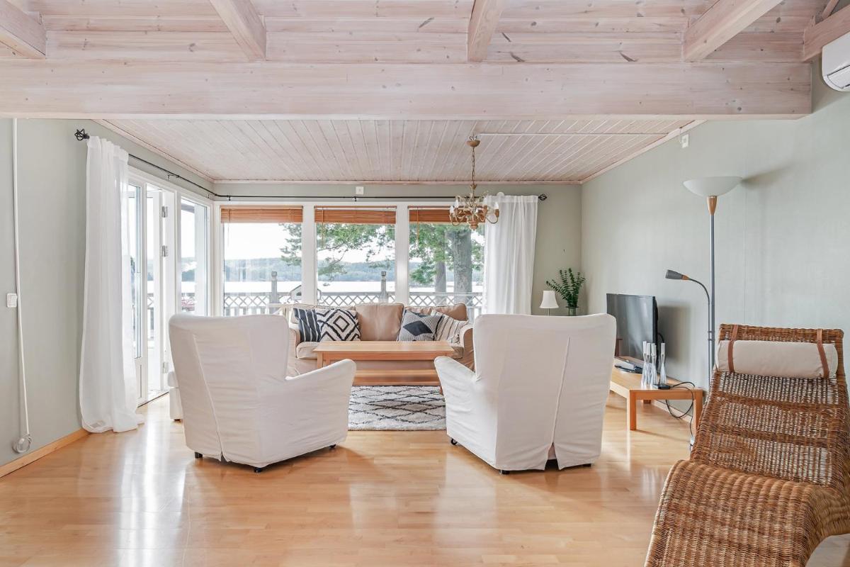 Suitetrails - Lovely holiday home with private beach access and jetty