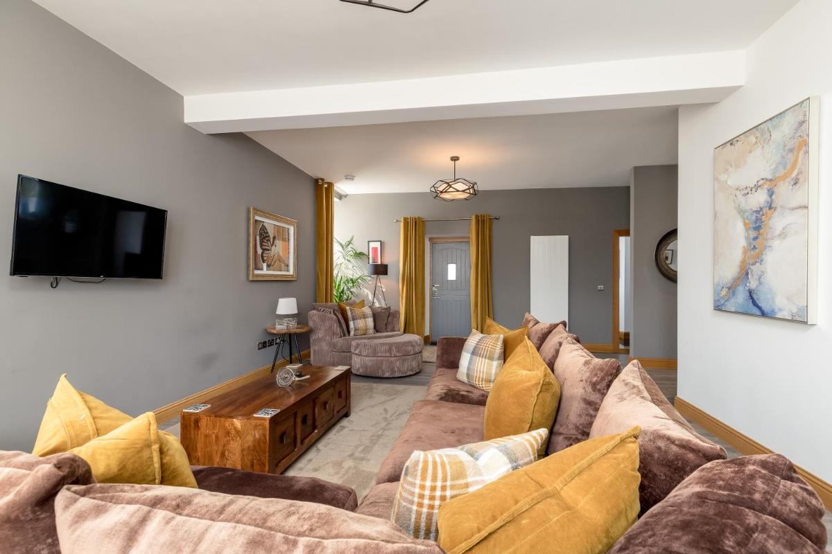 Newly Renovated early 19th Century Cottage with Hot-Tub - Housity