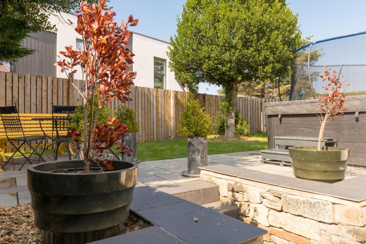 Newly Renovated early 19th Century Cottage with Hot-Tub - Housity