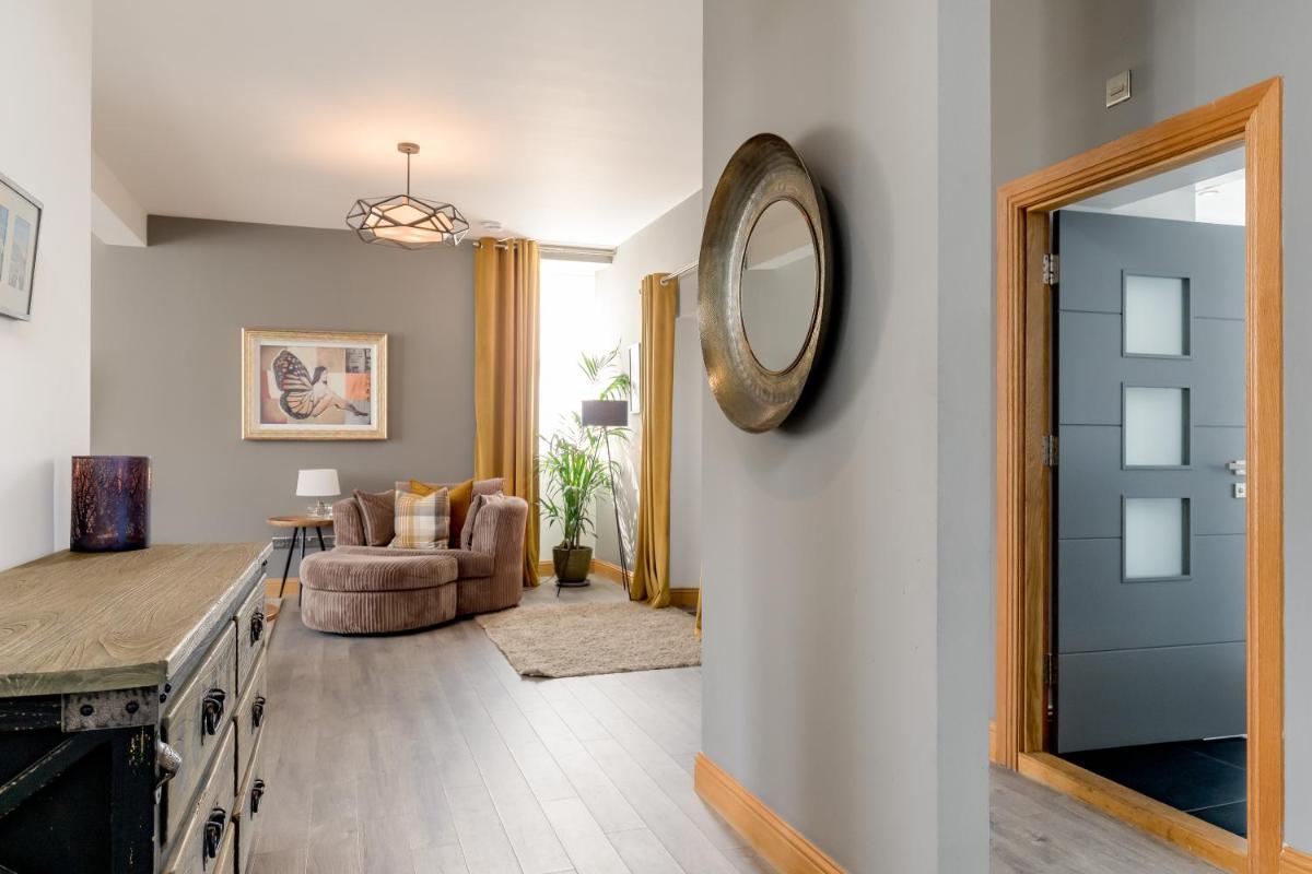 Newly Renovated early 19th Century Cottage with Hot-Tub - Housity