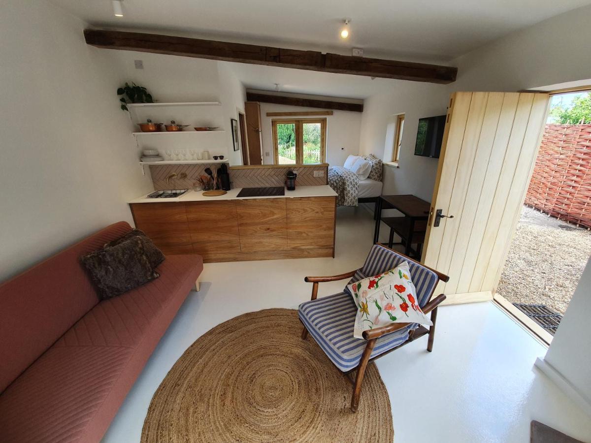 Swallow Studio - Private rural retreat with expansive garden - Housity