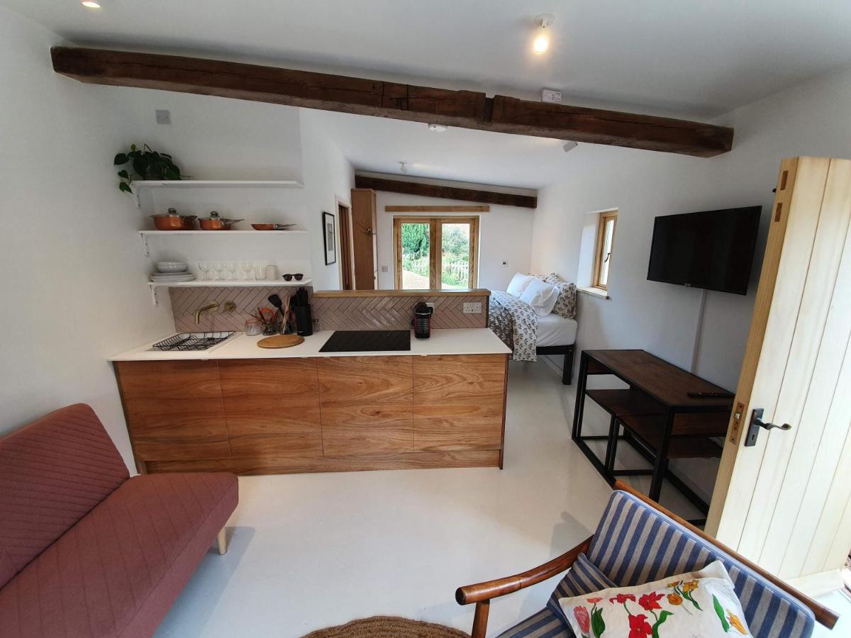 Swallow Studio - Private rural retreat with expansive garden - Housity