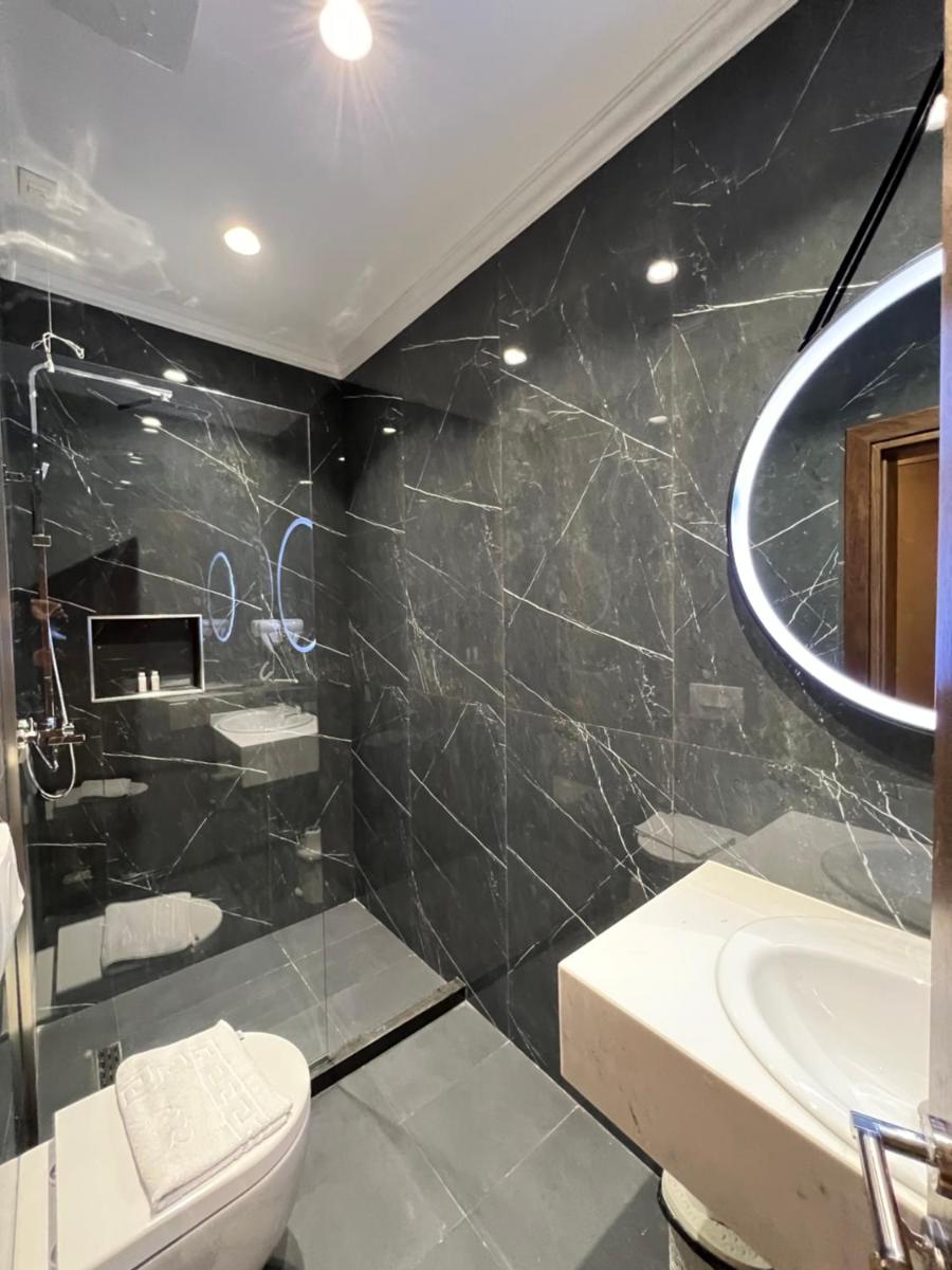 WHITE CROWN HOTEL - Housity