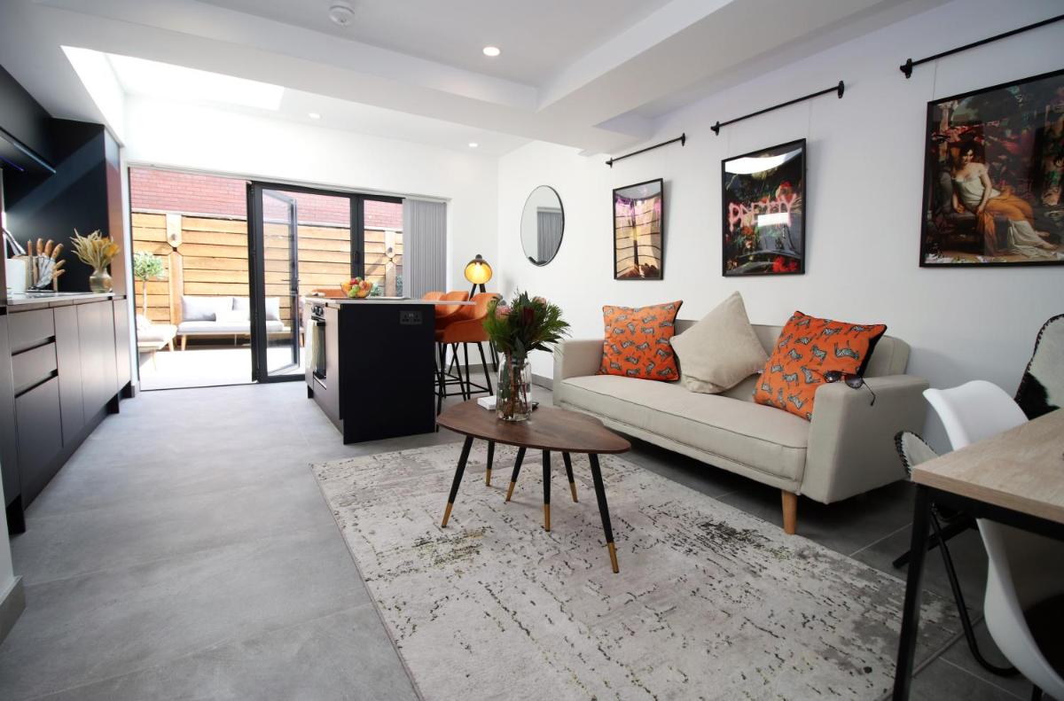 NEW Spacious 2 Bed Getaway - Private Courtyard! - Underfloor Heating - Hizvo
