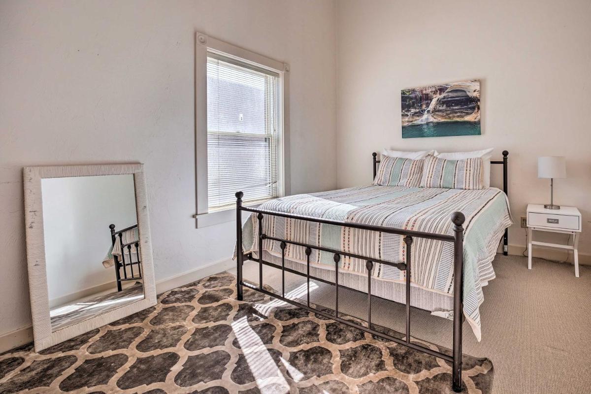 Charming Dtwn Holland Escape Above Crust 54! - Housity