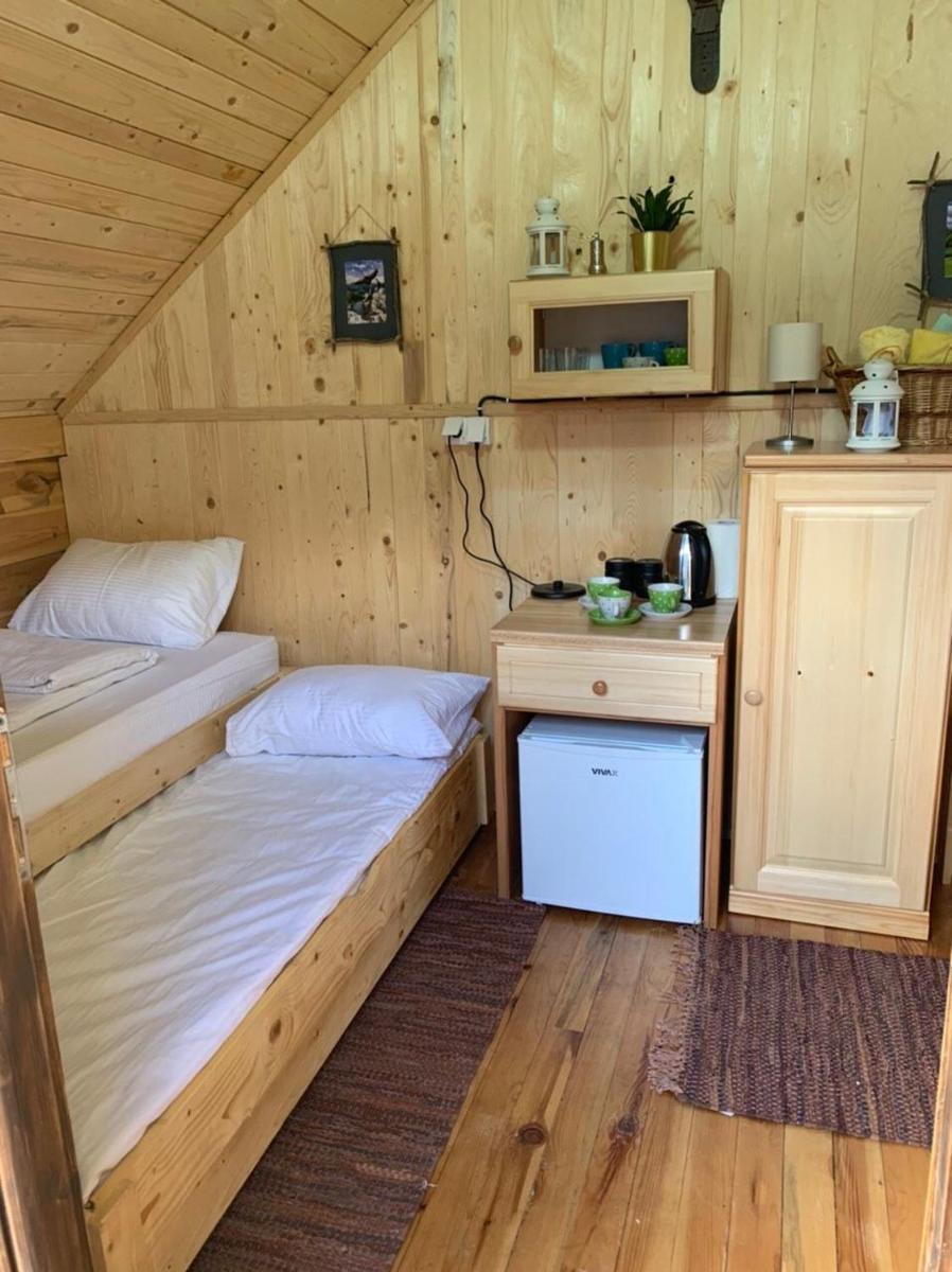 Oaza mira, Kokin Brod - Housity