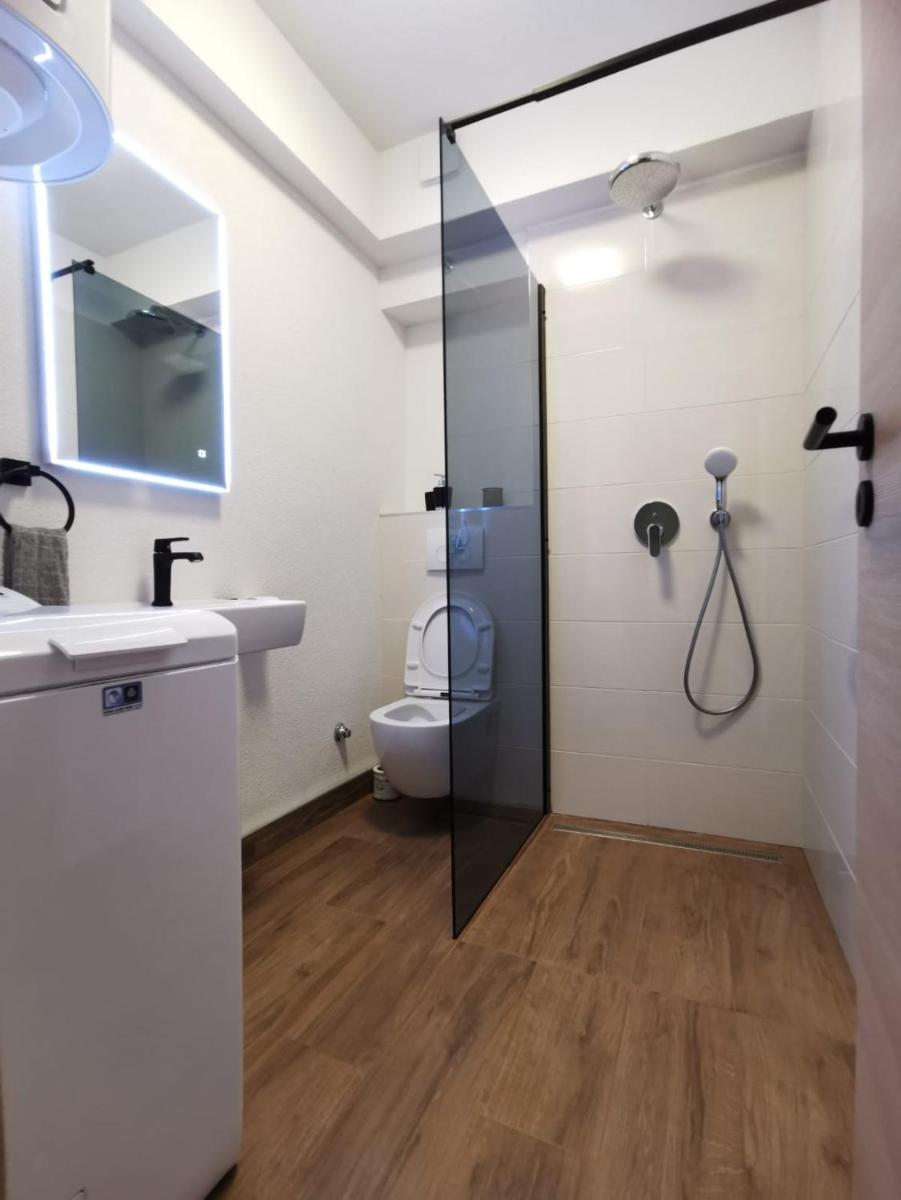 Gold & Black apartment - Hizvo