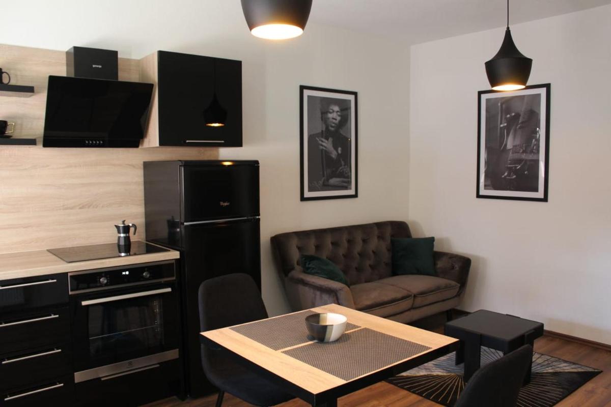 Gold & Black apartment - Hizvo