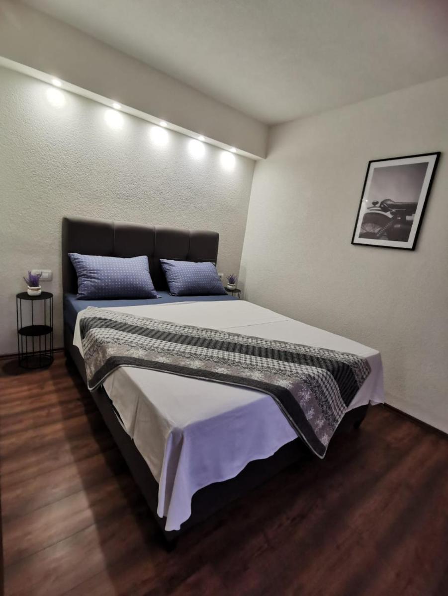 Gold & Black apartment - Hizvo