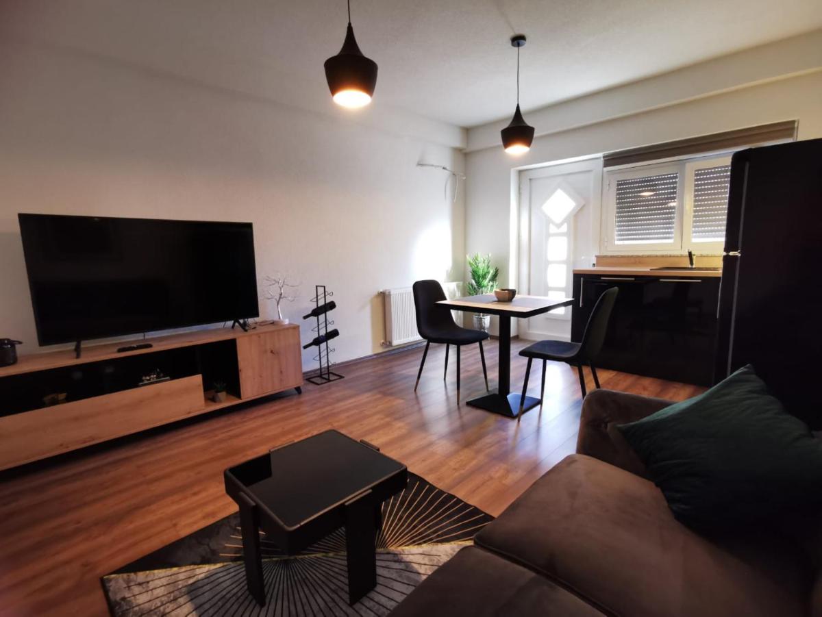 Gold & Black apartment - Hizvo