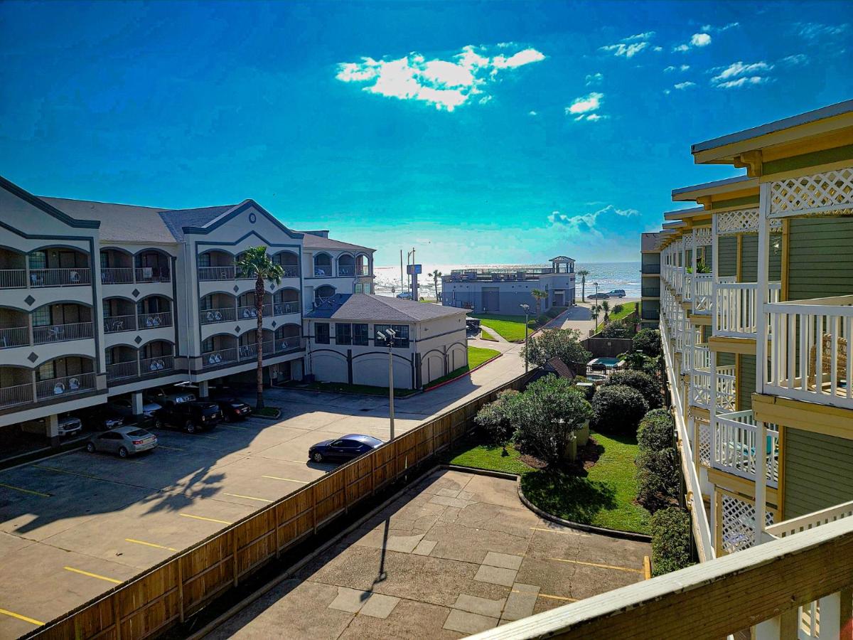 Charming Bungalow, Ocean Views, Central Location - Housity