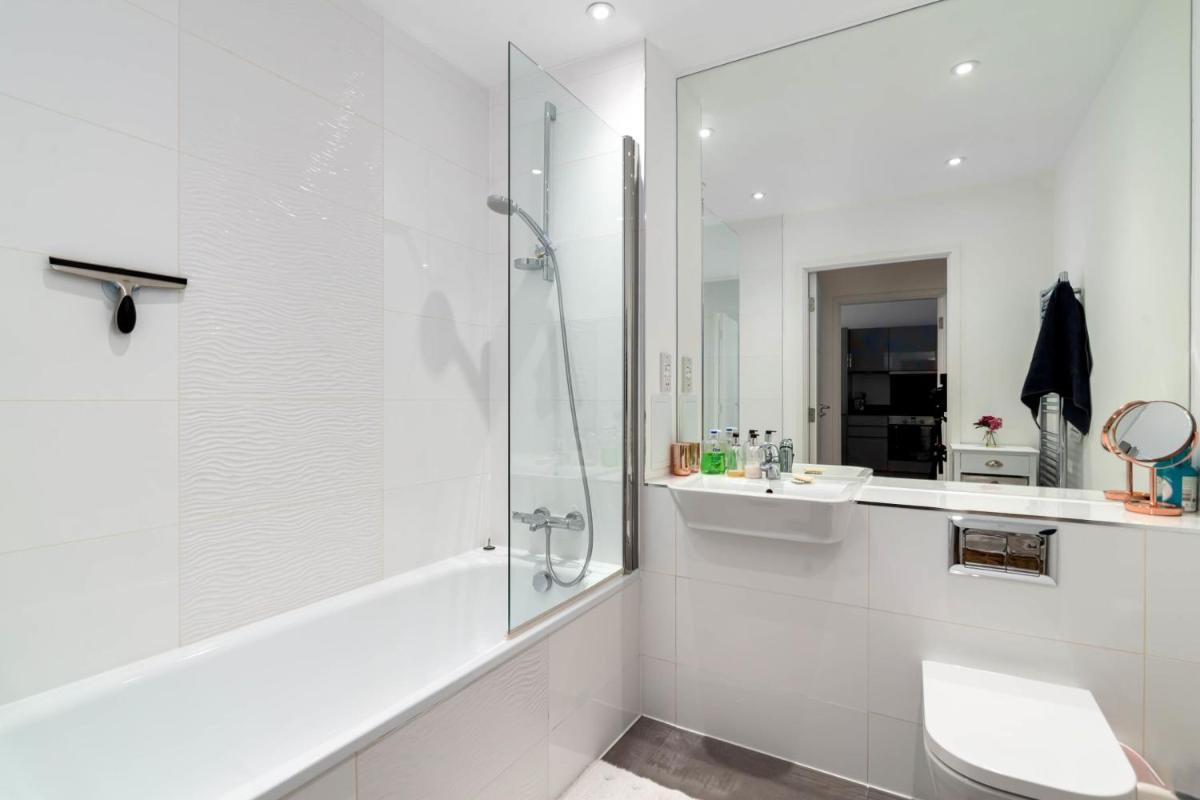 Stunning & Serene  with a Lovely View in Ealing - Housity