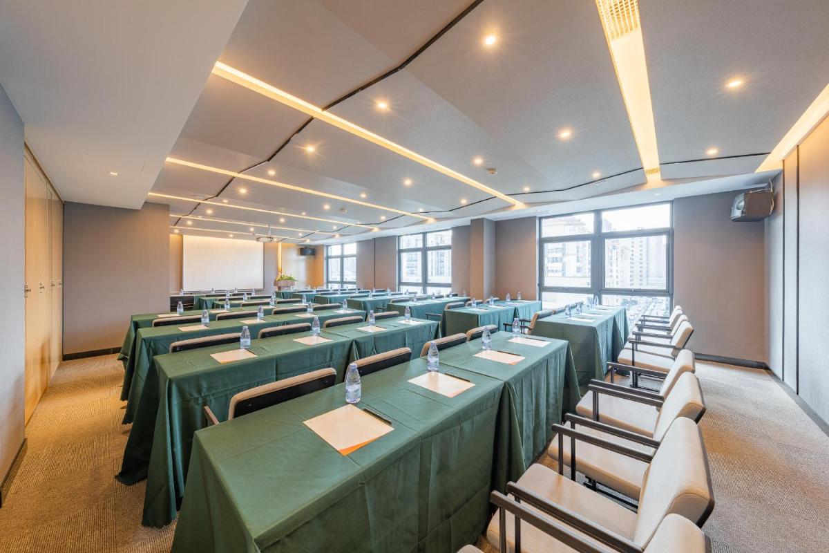 Atour Hotel Wuxi Huishan Wanda Plaza - Housity