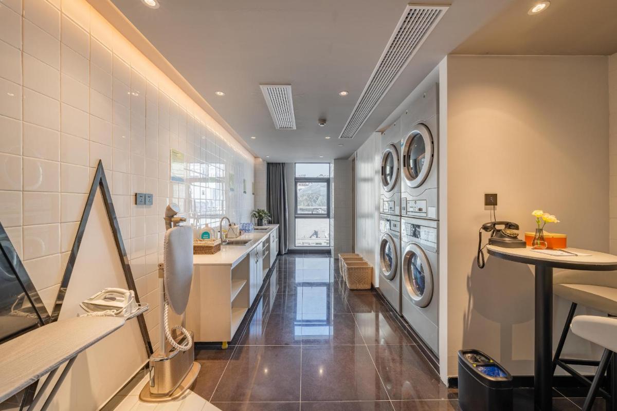 Atour Hotel Wuxi Huishan Wanda Plaza - Housity