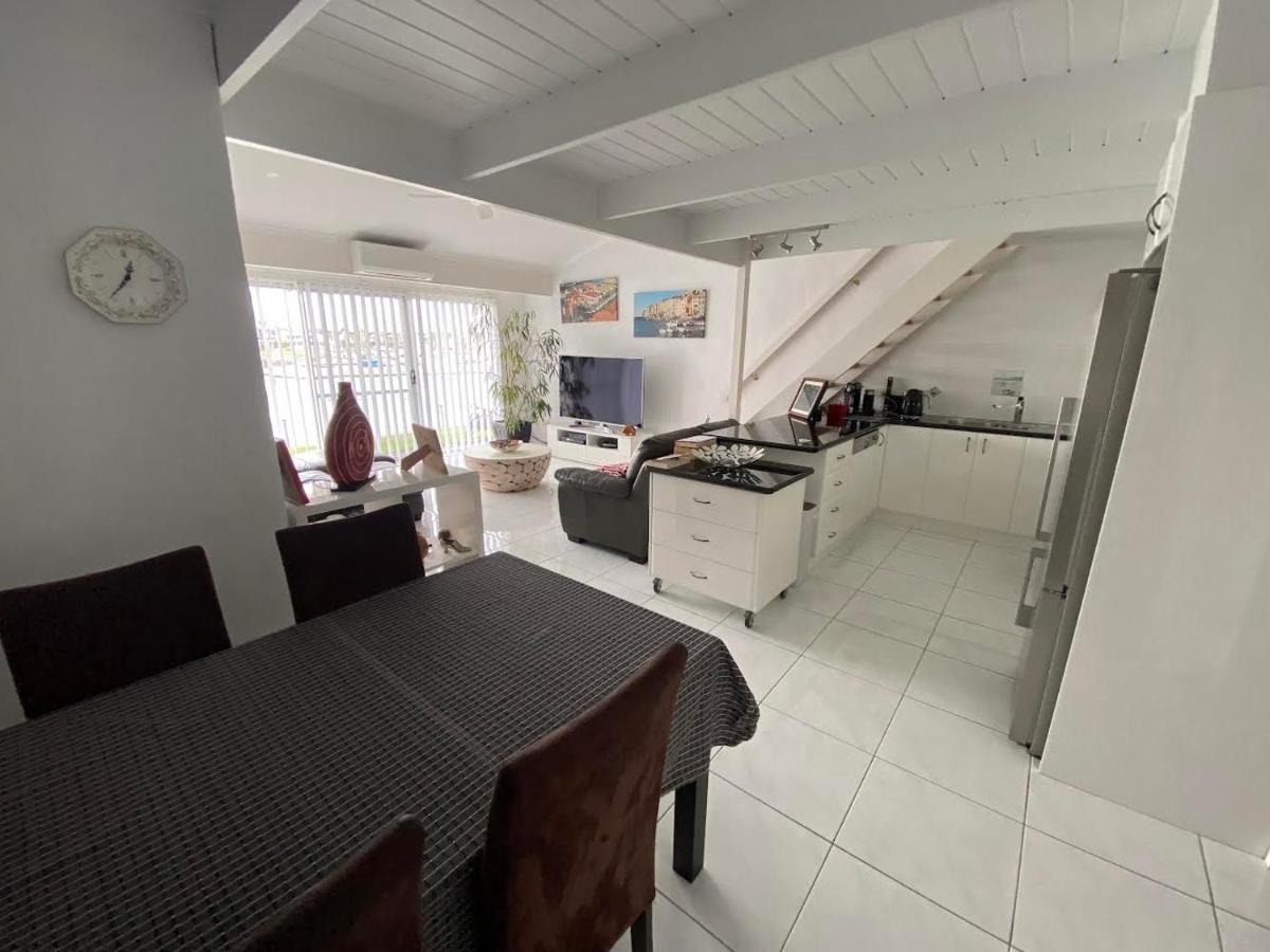 Port Lincoln Marina Waterfront Apartment - Hizvo