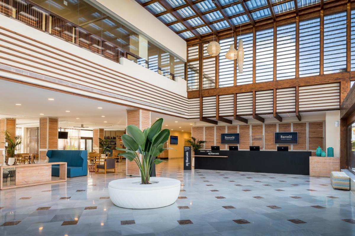 El vestíbulo o zona de recepción de Barceló Cabo de Gata