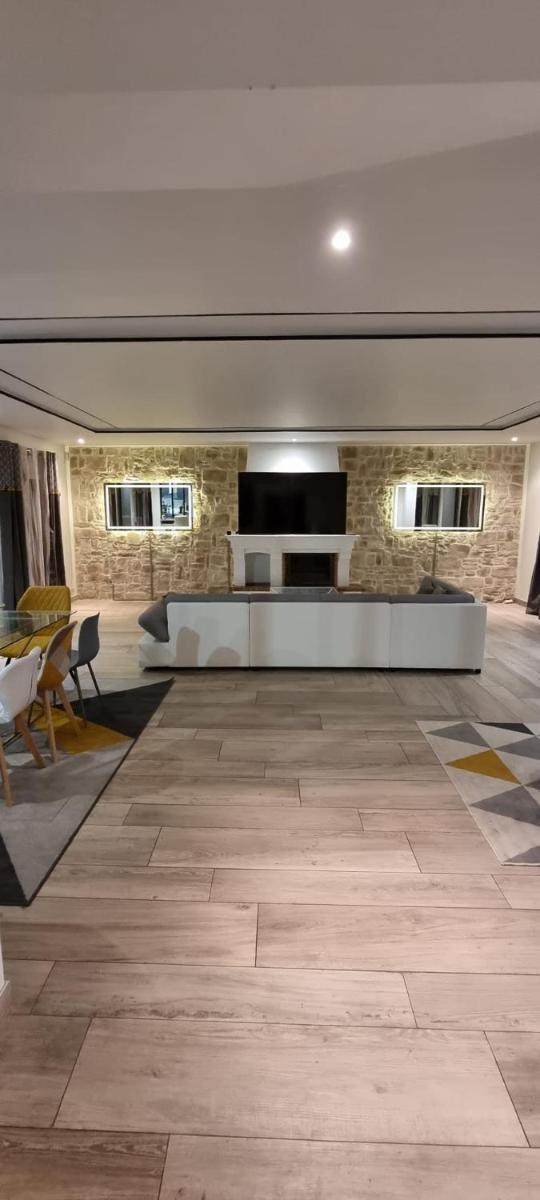 La Villa Jacuzzi et Cinéma "LES 300" à 15 min de Paris JO 2024 et du Stade de France TARIFS PRIVILEGES SEMAINE OU MOIS DISPONIBLE - Housity