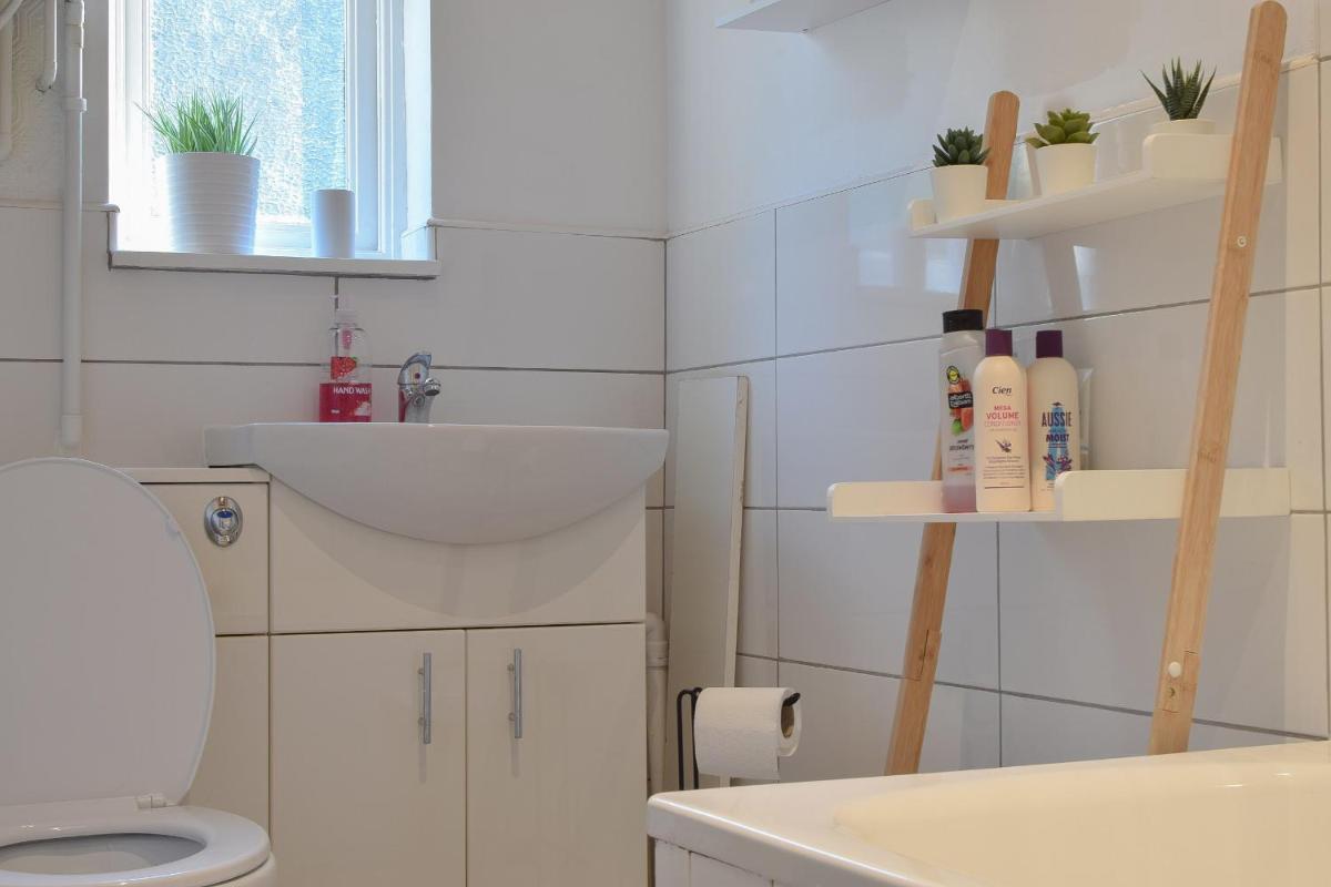 Cheerful 3-bedroom home with free parking and wifi - Housity