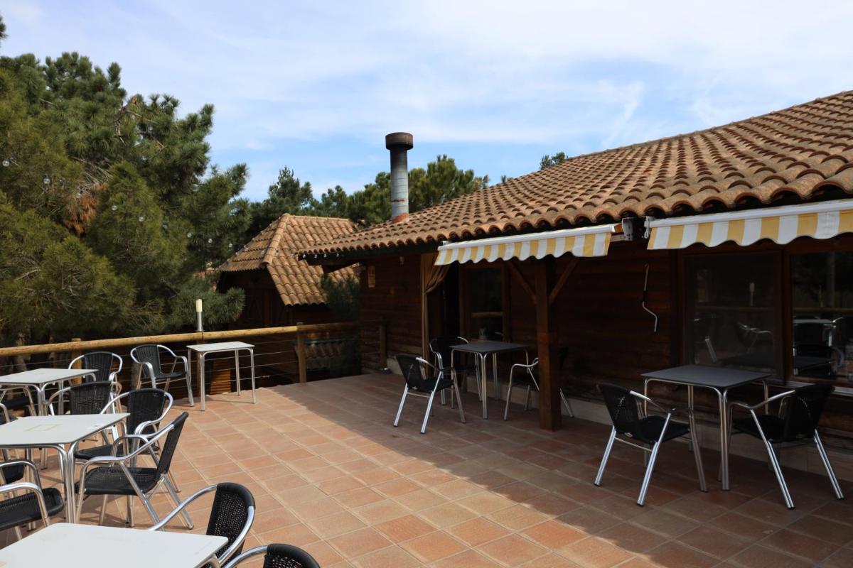 Un restaurante o sitio para comer en Xalet De Prades