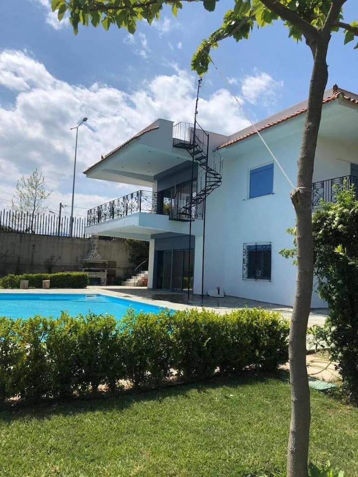 Lovely 4 bedrooms villa in schinias - Housity