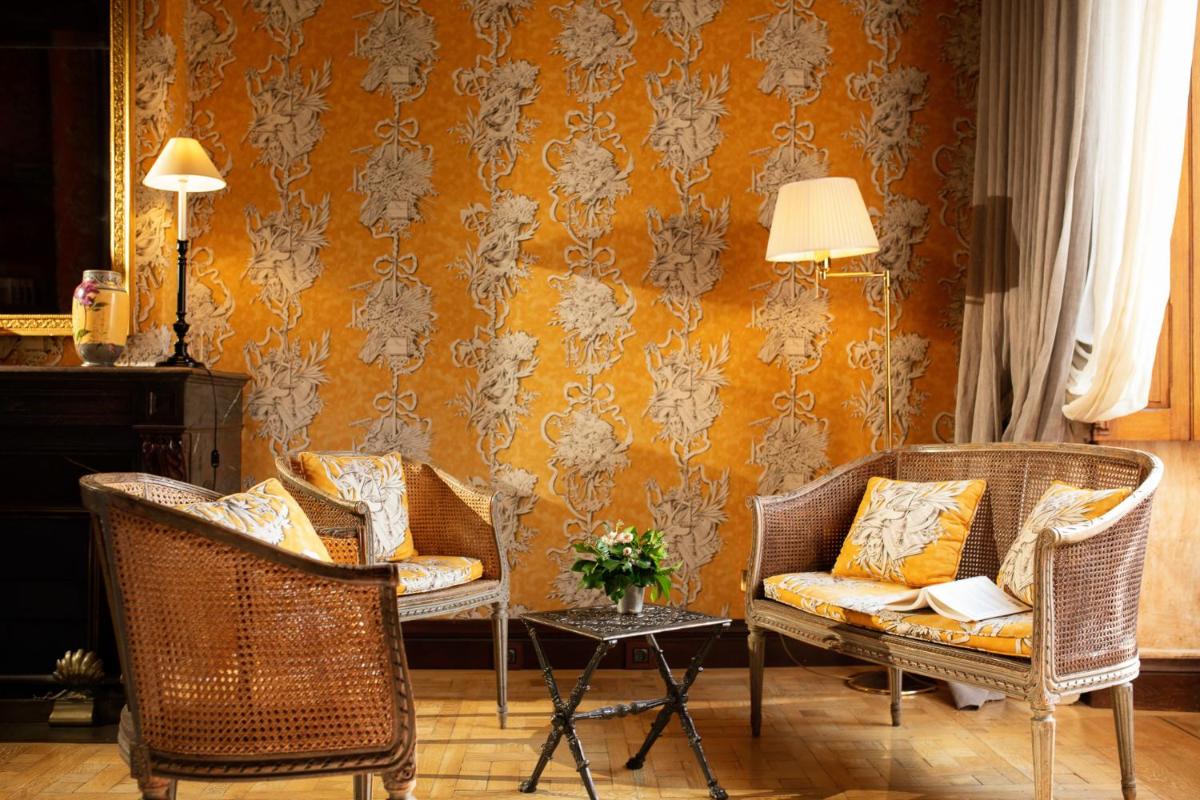 Coin salon dans l'établissement Château De Riell