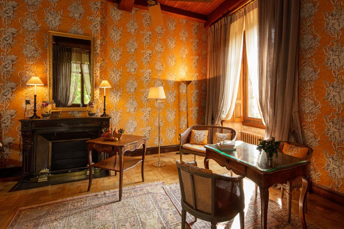 Coin salon dans l'établissement Château De Riell