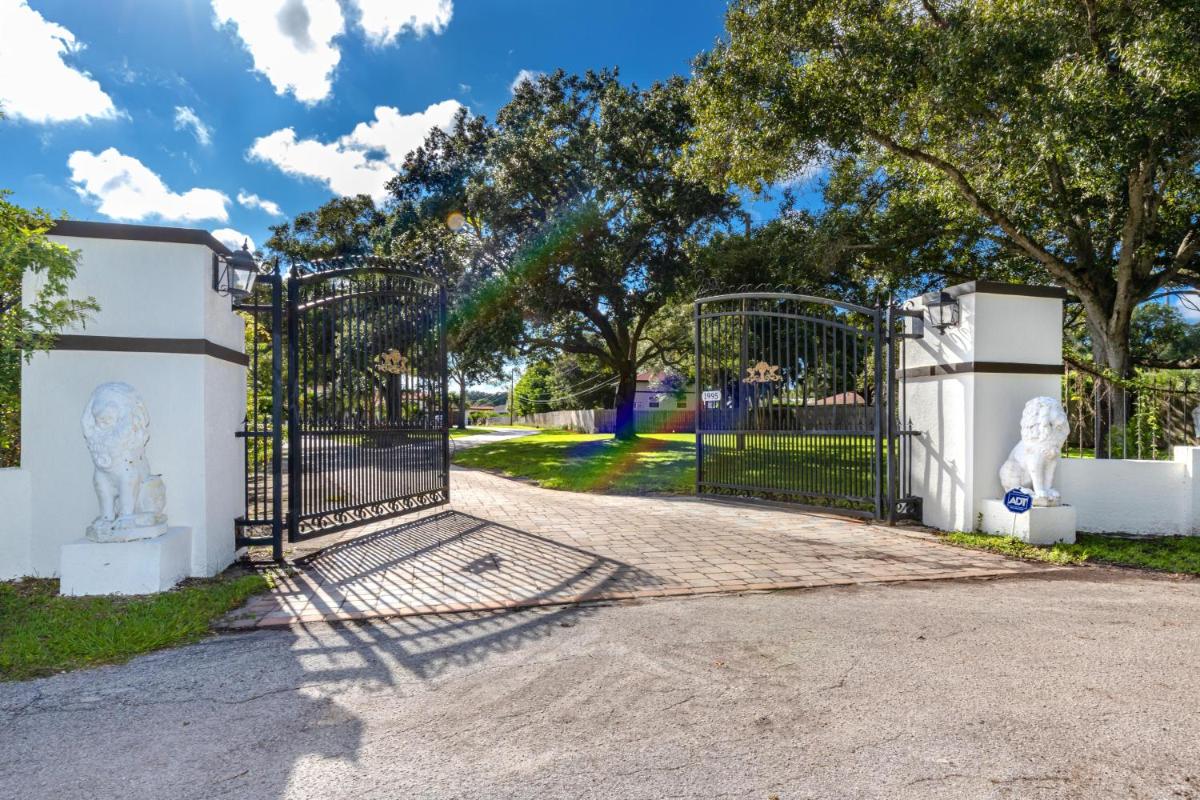 do not activate - The Belleair Estate - Breathtaking Waterfront Oasis with Private Pool - Housity