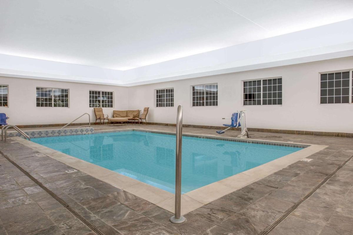 Super 8 by Wyndham Cedar Falls - Housity