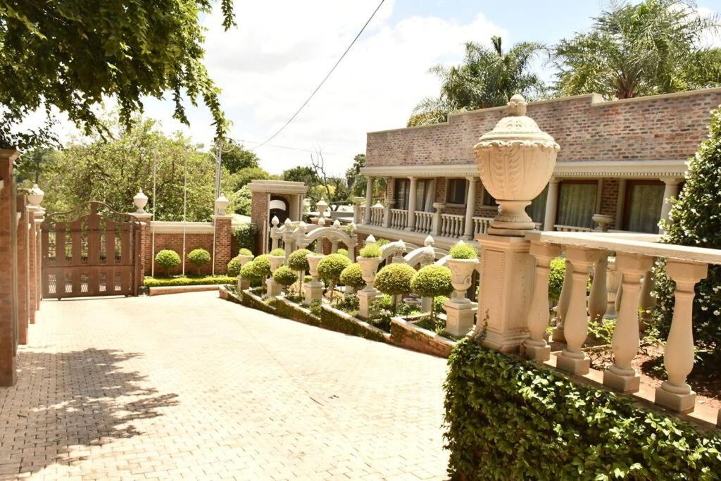 Entire Self-Catering Apartment at Etuna Gardens - Housity