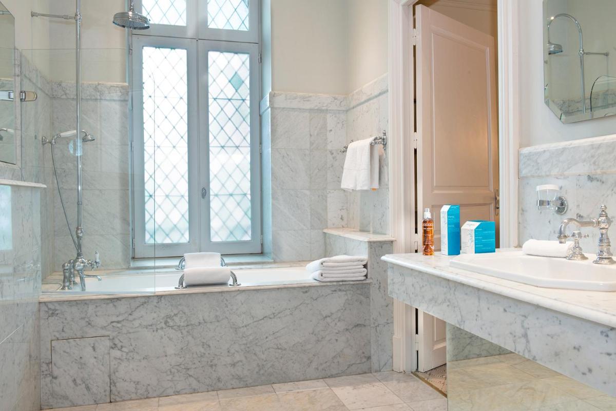 Salle de bains dans l'établissement Hotel de la Cité Carcassonne - MGallery Collection