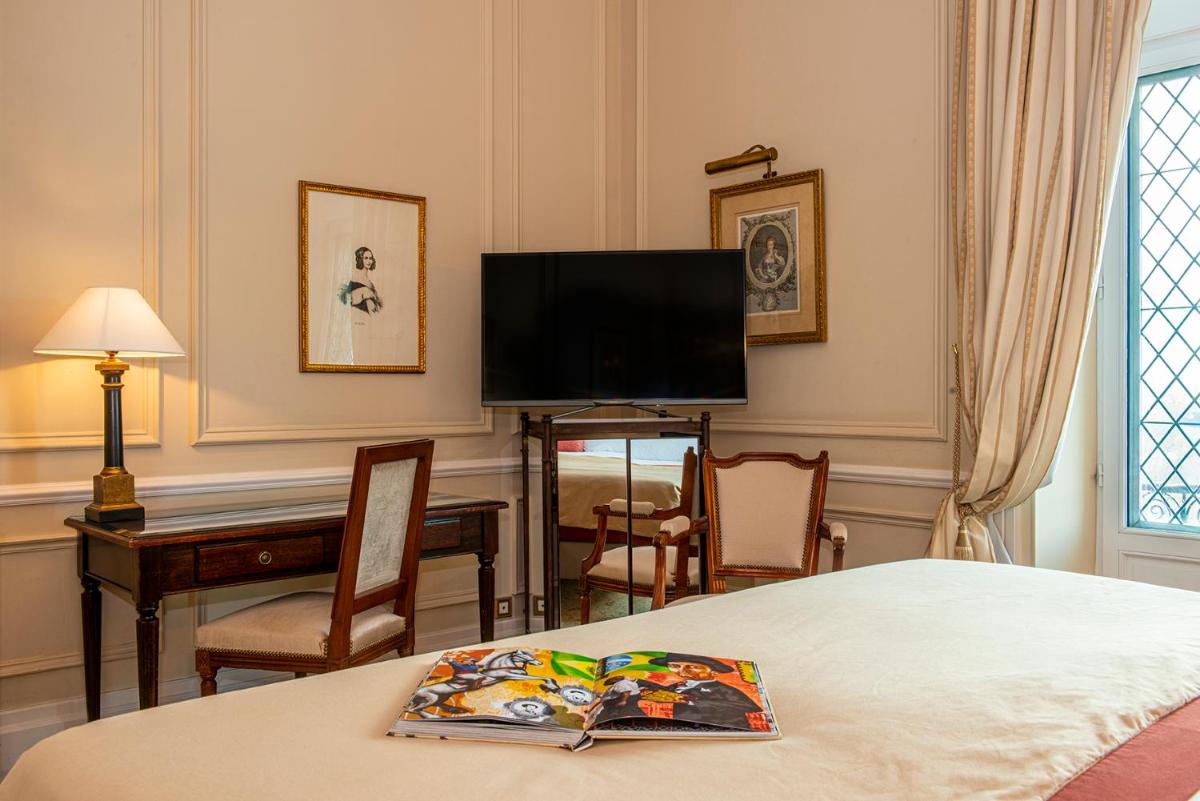 Télévision ou salle de divertissement dans l'établissement Hotel de la Cité Carcassonne - MGallery Collection
