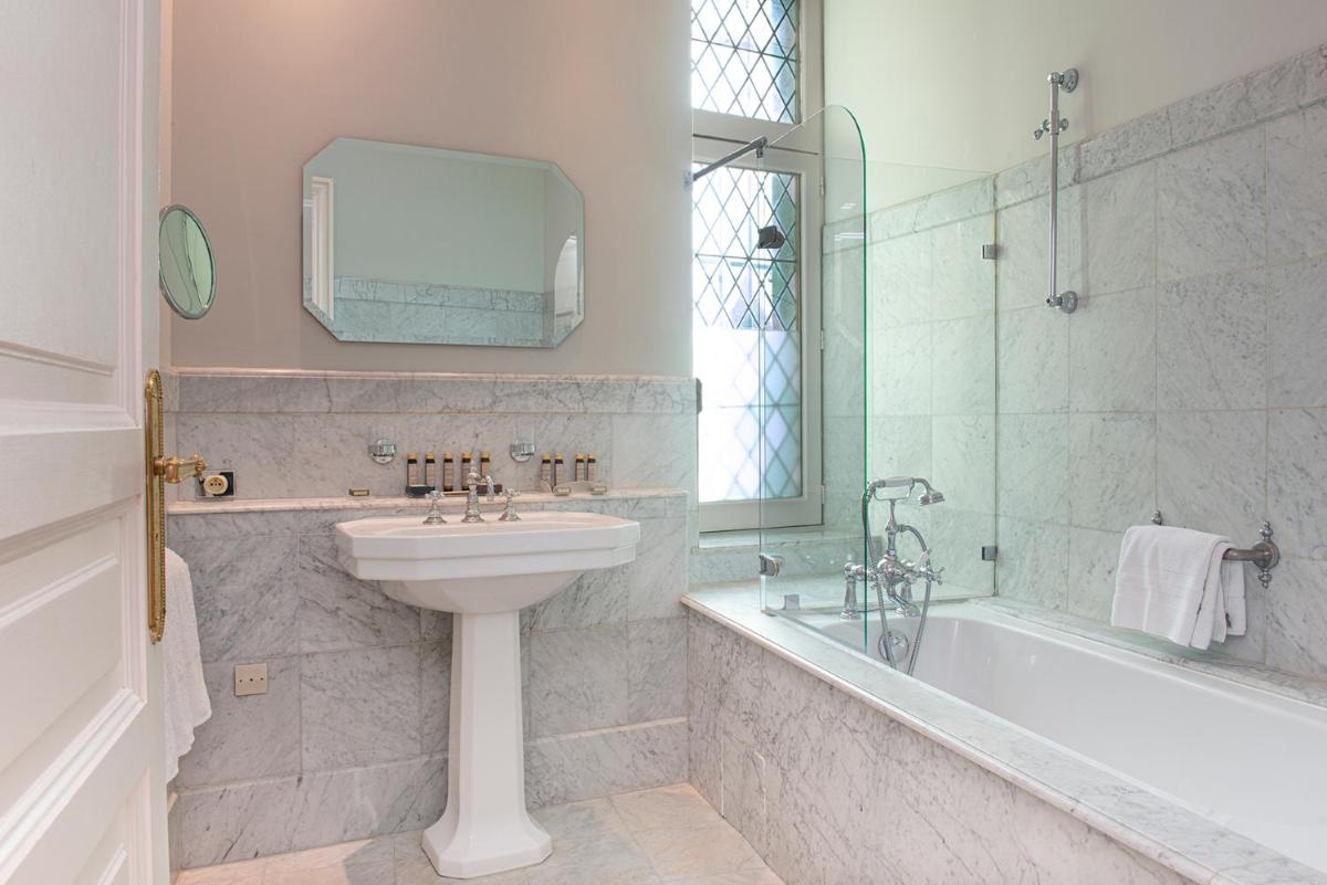 Salle de bains dans l'établissement Hotel de la Cité Carcassonne - MGallery Collection