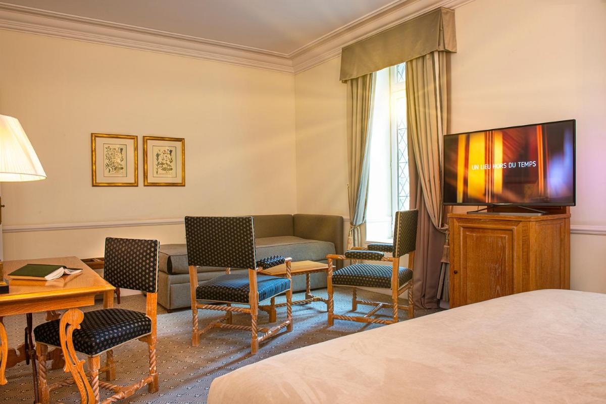 Télévision ou salle de divertissement dans l'établissement Hotel de la Cité Carcassonne - MGallery Collection