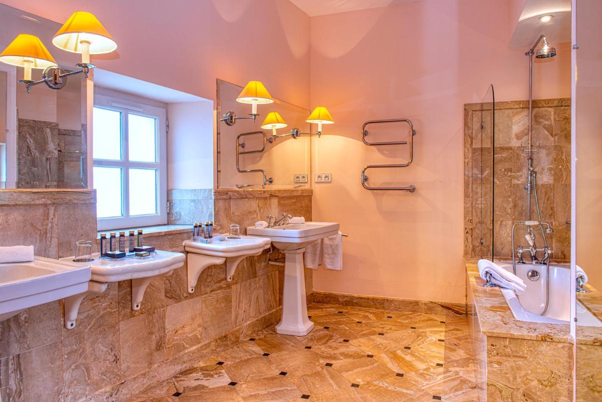 Salle de bains dans l'établissement Hotel de la Cité Carcassonne - MGallery Collection