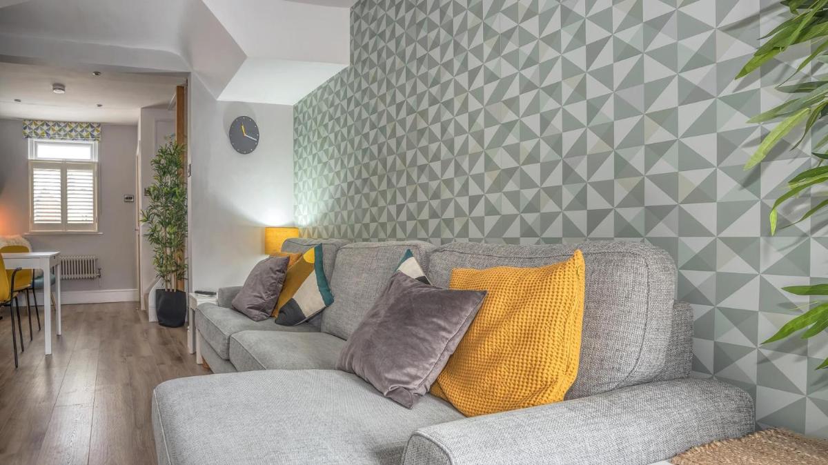 Modern 3-Bed House on Tarporley High Street - Housity