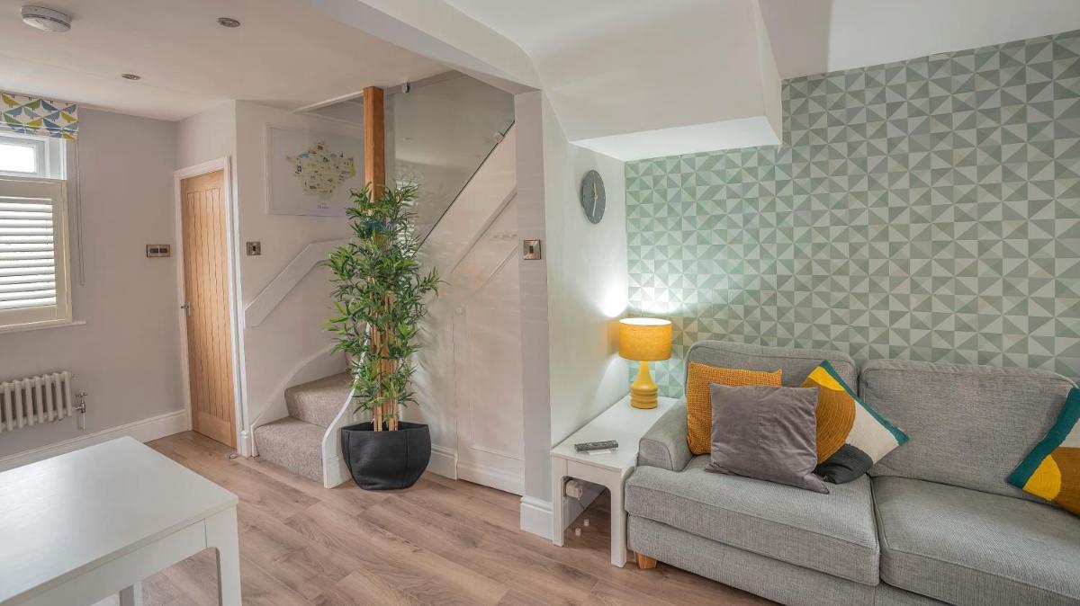 Modern 3-Bed House on Tarporley High Street - Housity