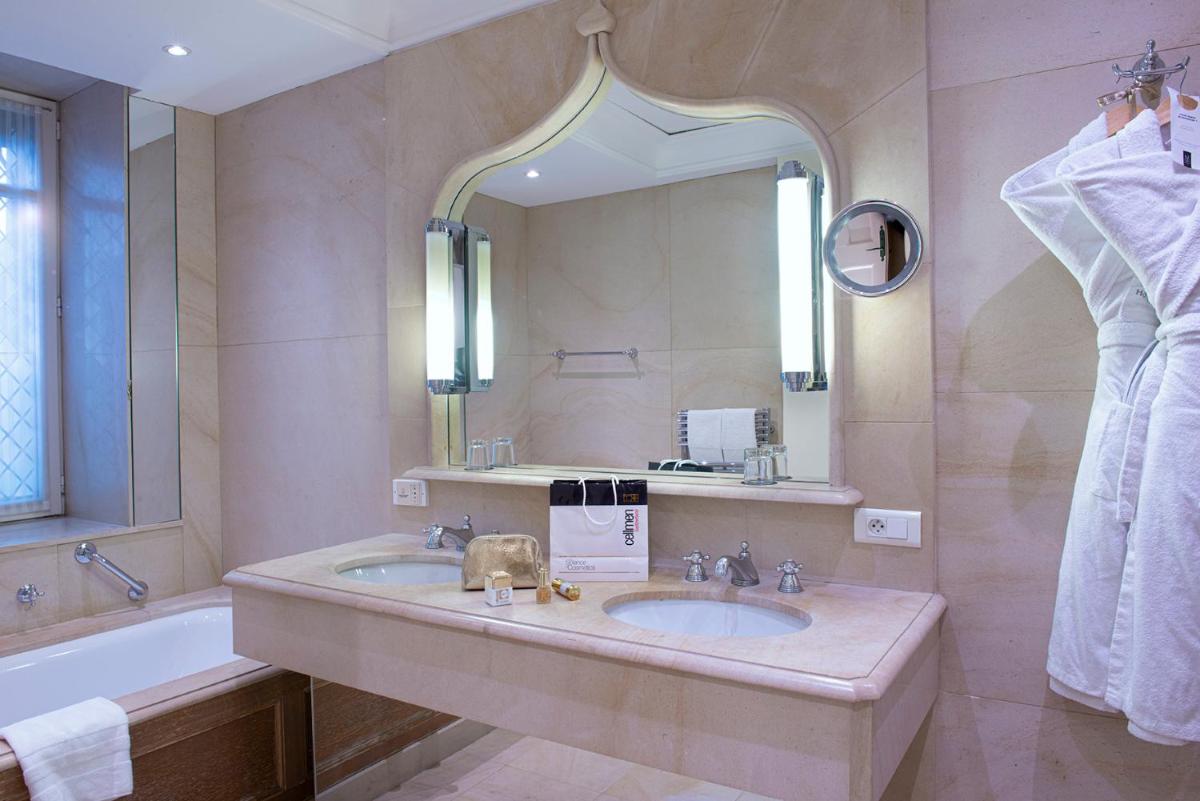 Salle de bains dans l'établissement Hotel de la Cité Carcassonne - MGallery Collection