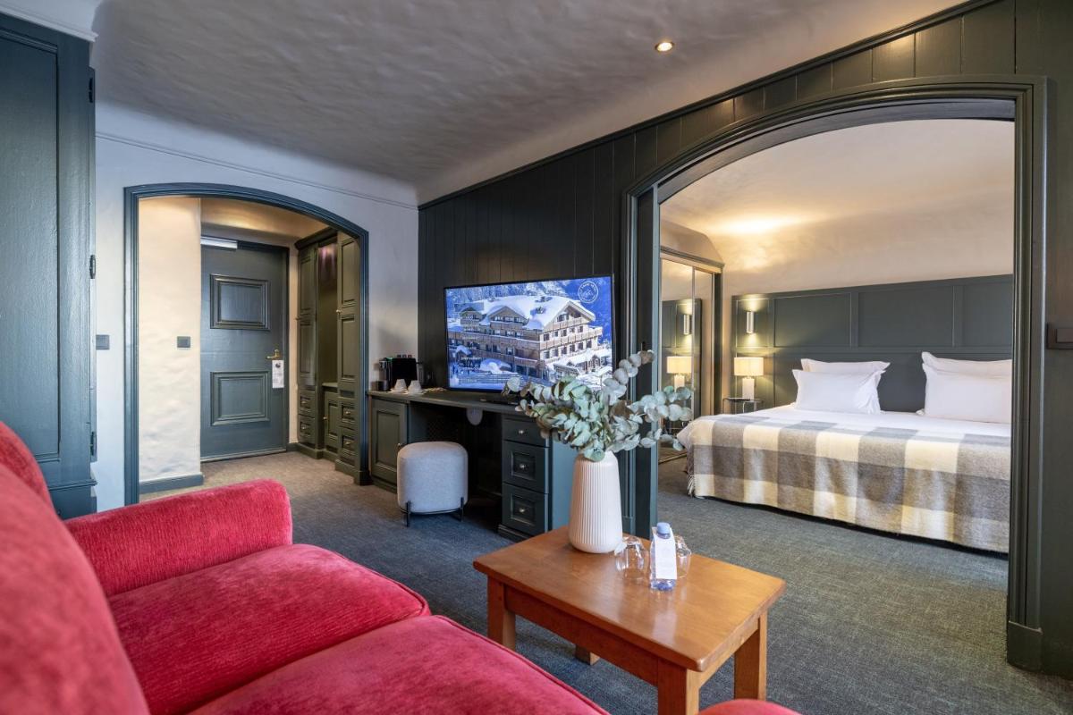 Télévision ou salle de divertissement dans l'établissement Grand Hôtel Courchevel 1850