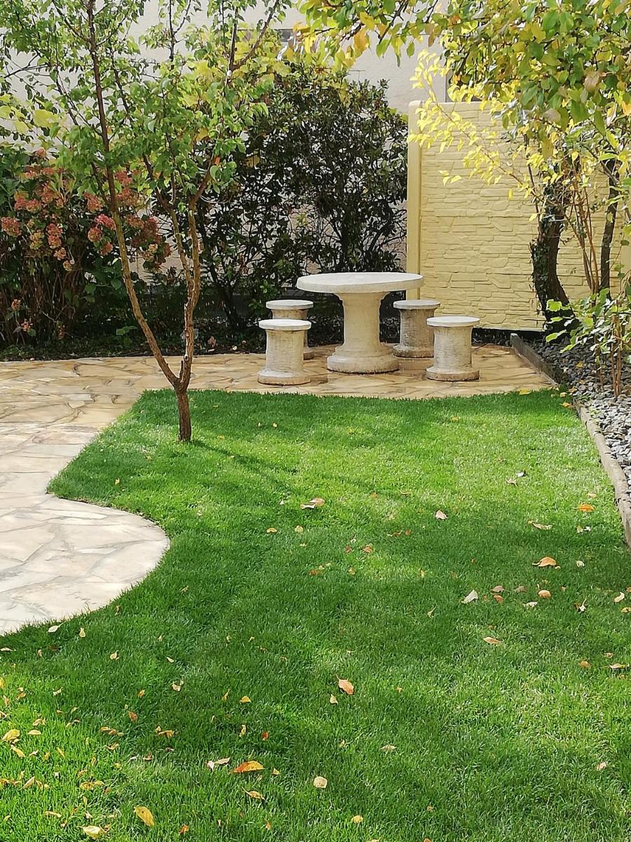 1 Zimmer Apartment mit großem Garten und Terrasse - Housity