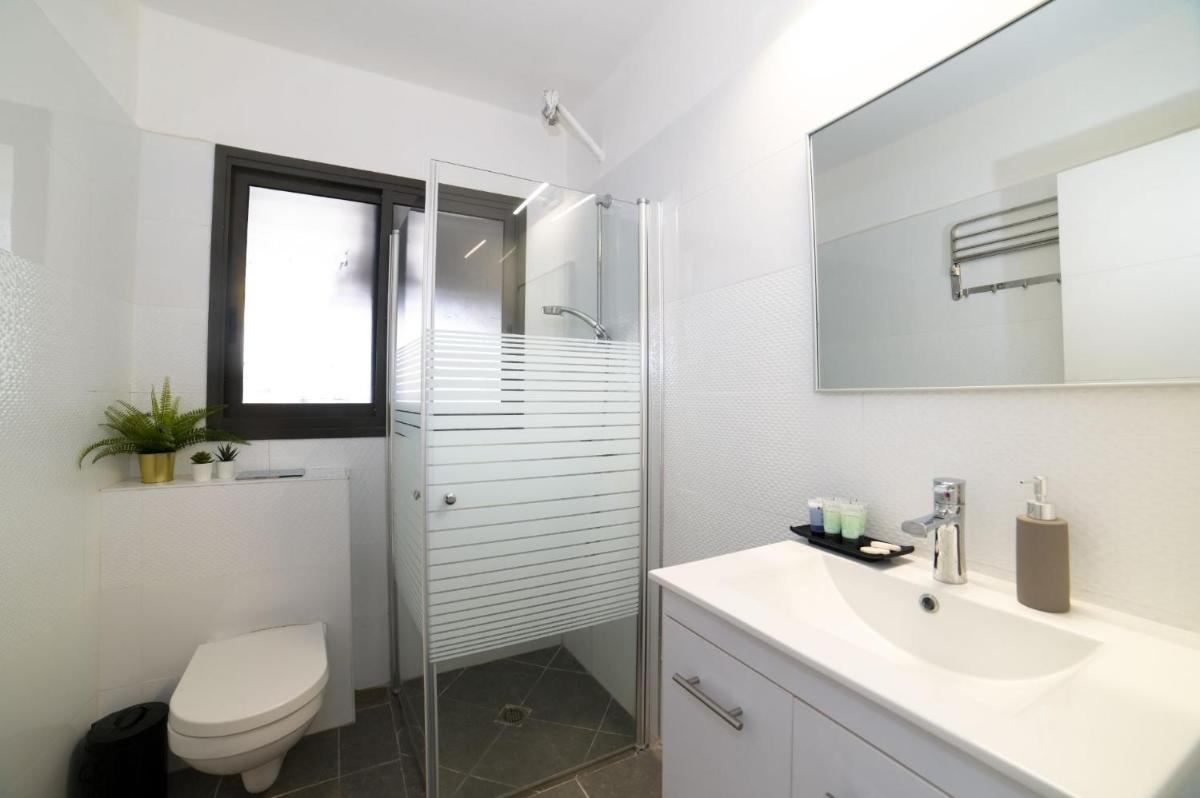Suitetrails - YalaRent Migdalor Hotel Apartments with Sea Views Tiberias