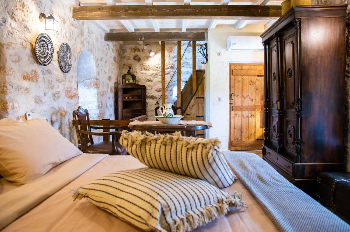 Suitetrails - Dandy Villas Mani - Old Tower House - Fireplace - Pool