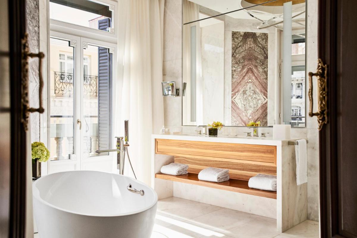 Un baño de Four Seasons Hotel Madrid