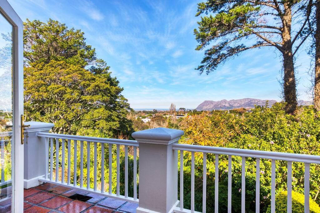 Suitetrails - On Gemini Way, Constantia- Enchanting family home