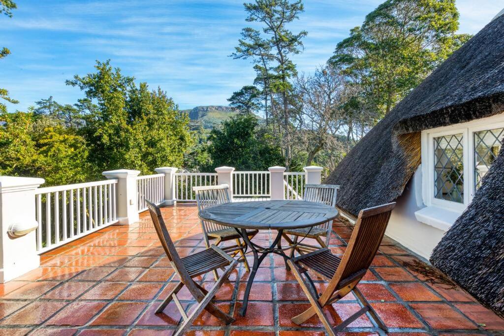 Suitetrails - On Gemini Way, Constantia- Enchanting family home